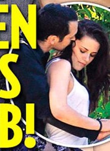 La foto del "queme" en detalle. Muchos alegan que podría ser una foto del director Sanders simplemente dandole direcciones a Stewart durante el rodaje de "Blanca Nieves y El Cazador"